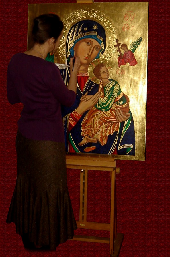 Artystka przy pracy nad ikoną Matka Boża Nieustającej Pomocy